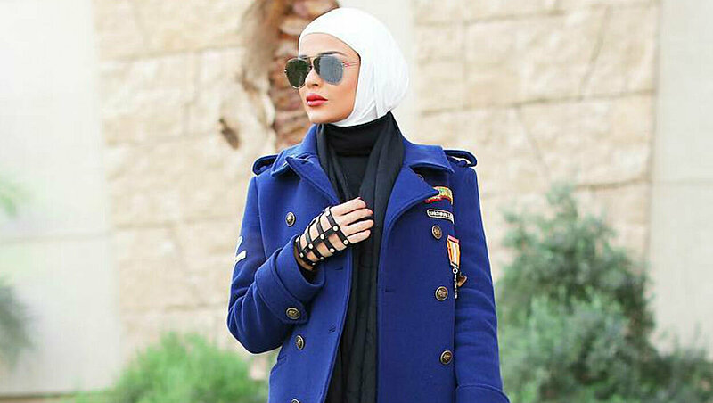 ٢٠ صورة من مدونة الموضة مريم تساعدك في تنسيق الطرحة البيضاء مع ملابسك