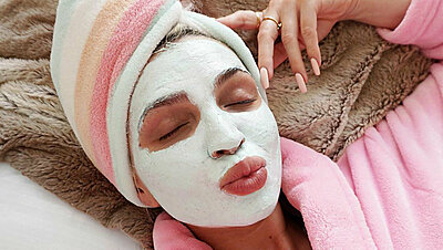٧ وصفات طبيعية وغير مكلفة لتنظيف بشرة وجهك في المنزل