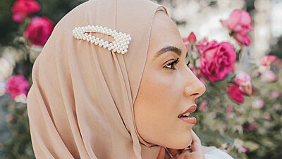 كيف يمكنك تطبيق موضة دبابيس الشعر مع الحجاب؟