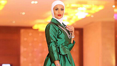 أبرز إطلالات مدونة الموضة الخليجية مرمر محمد بصيحة الميتالك العصرية