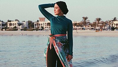أفكار لتنسيق الكاش مايوه مع ملابس السباحة للمحجبات على الشاطئ