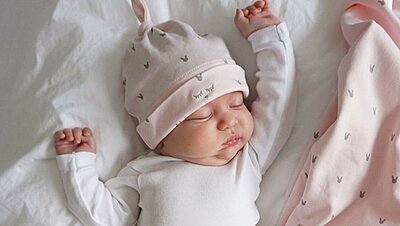 ما هي طريقة النوم الصحيحة للطفل حديث الولادة؟