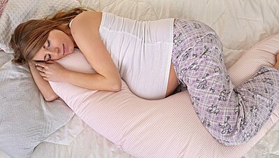 ما هي طريقة النوم الصحيحة للحامل وفقًا لشهور الحمل