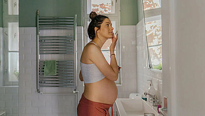 عن روتين العناية بالبشرة للحامل، ما هو وهل يختلف عن الروتين العادي؟