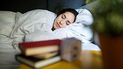 جودة النوم: ٧ أطعمة تساعد في تحسين نومك... ولماذا؟