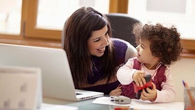 للأمهات العاملات: ١٠ نصائح للموازنة بين عملك ودورك كأم