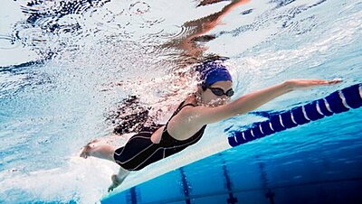 ١٠ أسباب تجعل من السباحة رياضتك الأمثل لتعلُّمها كبالغة