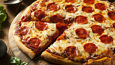 طريقة عمل عجينة البيتزا السهلة في خمس دقائق