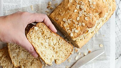 طريقة عمل خبز الشوفان للرجيم في المنزل بـ ٣ وصفات متنوعة