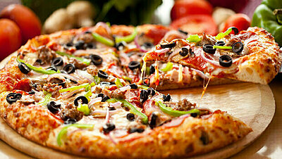 طريقة عمل البيتزا الإيطالية في المنزل مثل المطاعم ووصفات متنوعة
