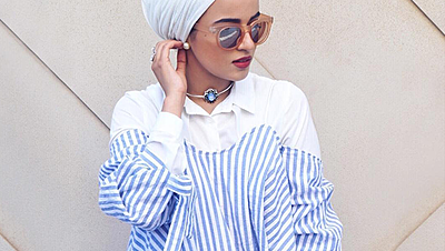 ٤ نصائح لارتداء الملابس ذات الأكتاف المتساقطة مع الحجاب بأناقة