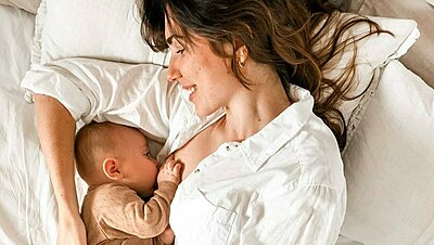 ١٠ أطعمة لزيادة لبن الأم خلال فترة الرضاعة الطبيعية