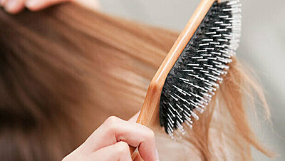 الطريقة المثالية لتنظيف فرشاة الشعر
