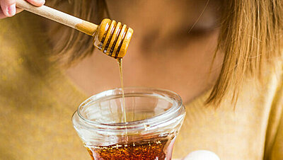 لصحتك: تناولي مشروب الماء الدافئ بالعسل يوميا