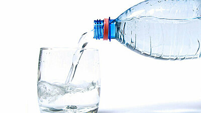 ١٠ حيل تشجعك على الإكثار من شرب المياه بانتظام