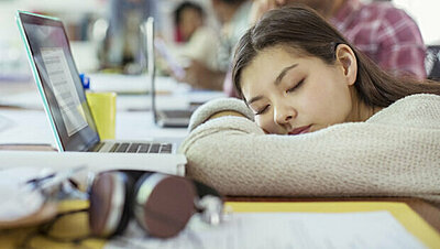 كيف تتخلصين من الشعور بالنوم أثناء العمل؟