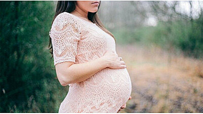 للمرأة الحامل: تألقي بالفساتين الضيقة