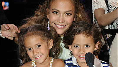 أجمل إطلالات جينيفر لوبيز مع أطفالها