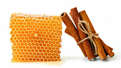 قناع القرفة والعسل لزيادة إشراقة بشرتك