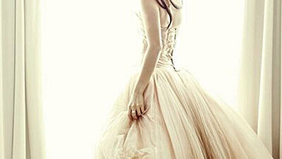 اللون العاجي لفستان زفاف عصري وكلاسيكي