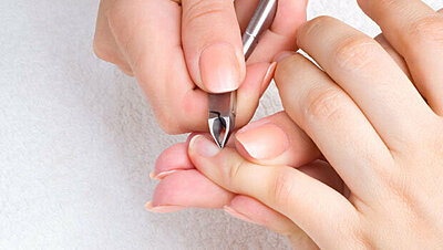 الطرق الصحيحة للتخلص من الزوائد الجلدية حول الأظافر