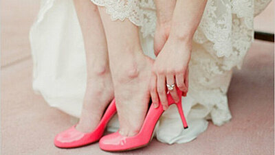 ‫للعروس الجريئة... اختاري الحذاء الملون ليوم زفافك‬‎
