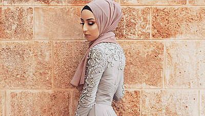 نصائح هامة لارتداء الفستان السواريه بأناقة مع الحجاب