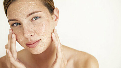 كيف تختارين مقشر الوجه الأنسب لنوع بشرتك؟