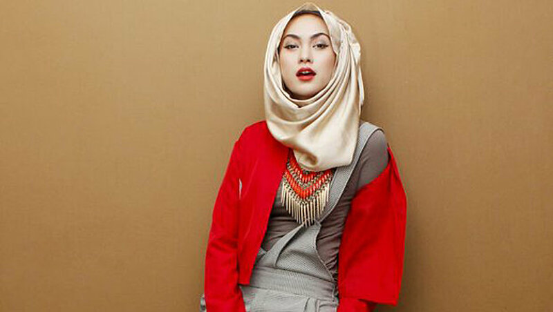 الأحمر مع الحجاب... أناقة أم مبالغة؟