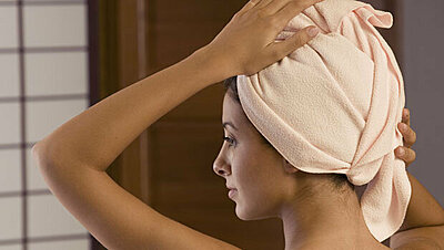 حمام الزيت الدافئ لعلاج الشعر التالف