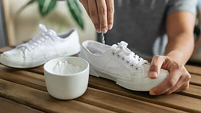 ١٠ طرق فعالة لإزالة الرائحة الكريهة من الأحذية