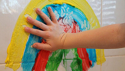 أفكار لتشجيع طفلك على الإبداع الفني
