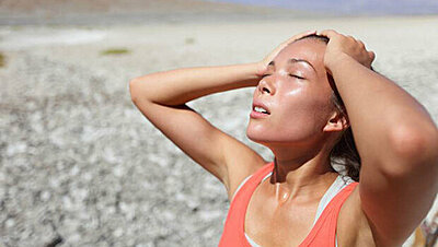 ما هي أعراض الإصابة بضربة الشمس وطرق الوقاية منها