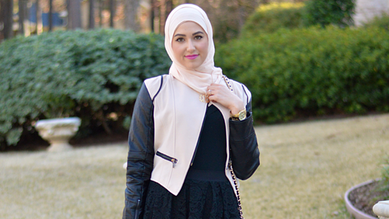 طرق جذابة لارتداء الفساتين مع الحجاب بأناقة في الشتاء