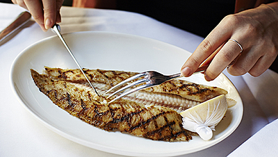بالفيديو: تعرفي على إتيكيت تناول الأسماك في المطاعم