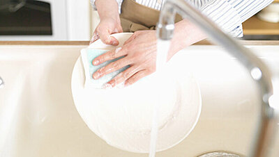 ٧ نصائح للتخلص من مشكلة جفاف اليدين بسبب غسل الصحون