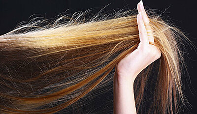 احذري... ٩ أسباب تؤدي لتكسر وتقصف شعرك