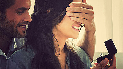 للرجال: ١٠ طرق رومانسية وغير تقليدية لطلب الزواج من حبيبتك