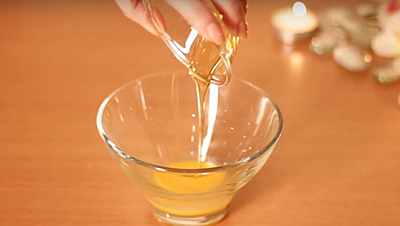 بالفيديو: كيف تصنعين قناع البيض والعسل؟