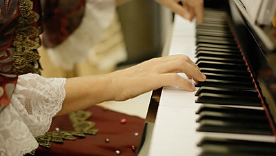 البيانو.. الحلم الذي أصبح حقيقة بعد أعوام!
