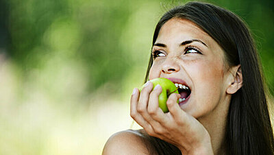 للتفاح الأخضر فوائد مذهلة لجسمك، شعرك وبشرتك
