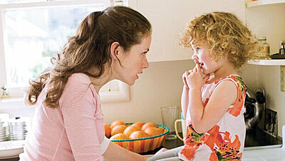 ١٠ أخطاء شائعة يقوم بها الوالدين عند تربية الأطفال