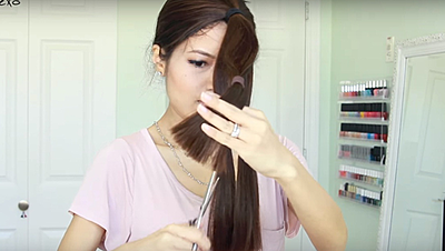 بالفيديو: أفضل طريقة لقص الشعر الطويل في المنزل
