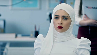 بالفيديو: طريقة لفة حجاب مي عز الدين في مسلسل رسايل