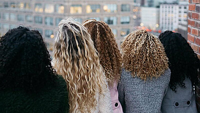 بالفيديو: فتيات يشاركن روتينهم اليومي للحصول على شعر كيرلي مثالي