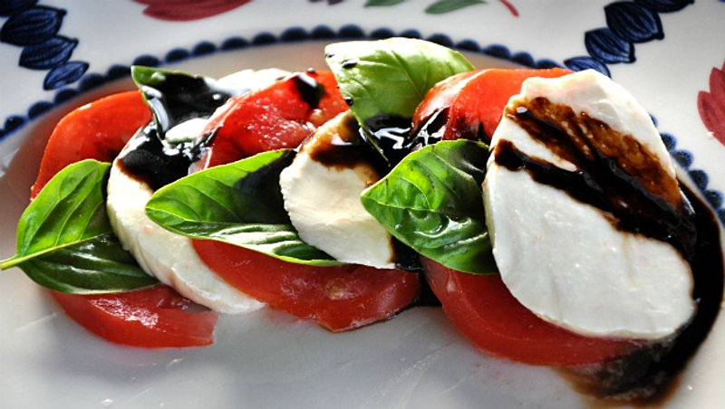 How to Make a Flavourful Italian Caprese Salad at Home