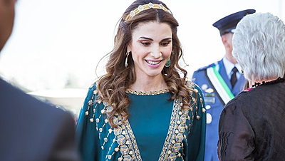 ٦ إطلالات مميزة للملكة رانيا تليق بأزياء رمضان