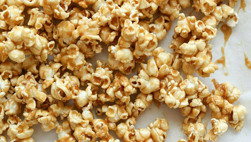 An Addictive 3 Ingredient Caramel Popcorn Recipe That You Can't Mess Up