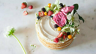 Here's How You Easily Decorate Wedding Cakes for Your Intimate Parties