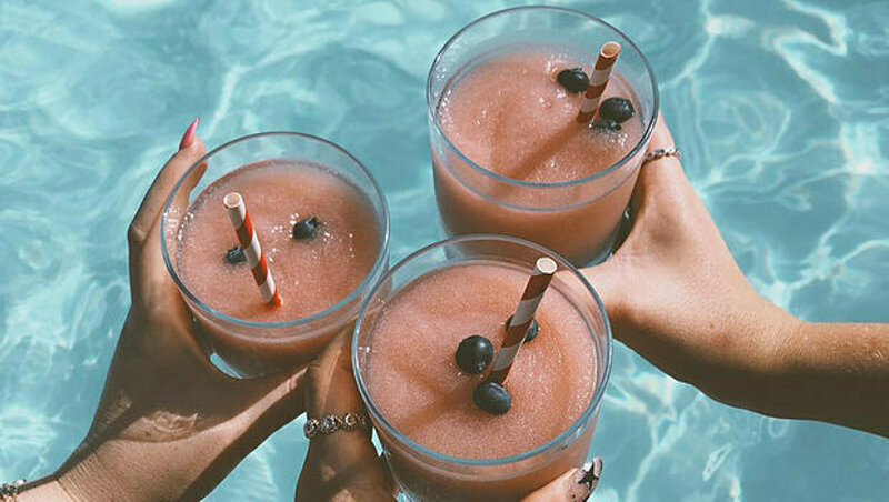 12 Recipes for Fruity Drinks to Enjoy on Hot Summer Days